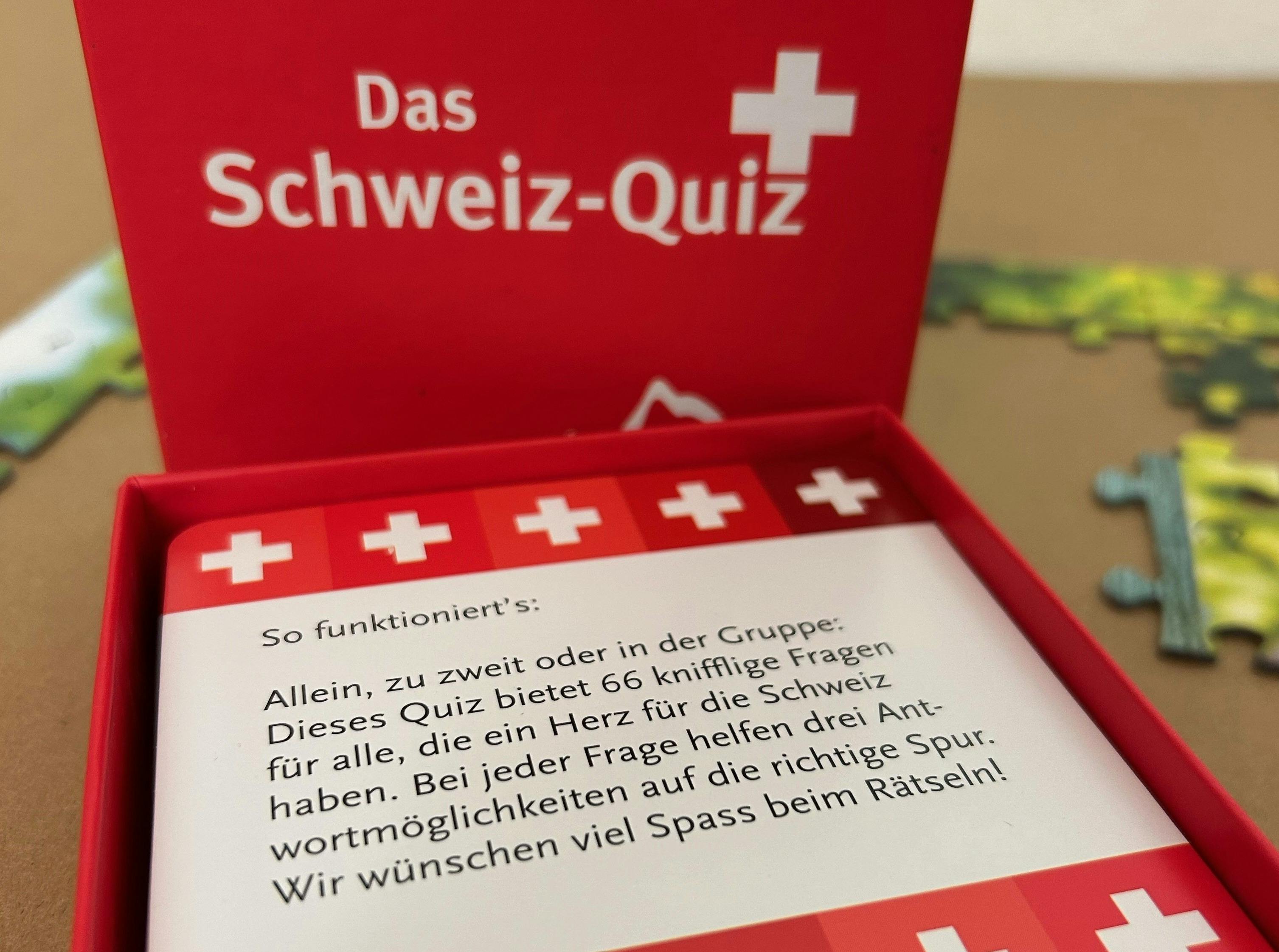 Spielkartenbox des "Schweiz-Quiz" mit Anleitung und Schweizer Kreuzen.